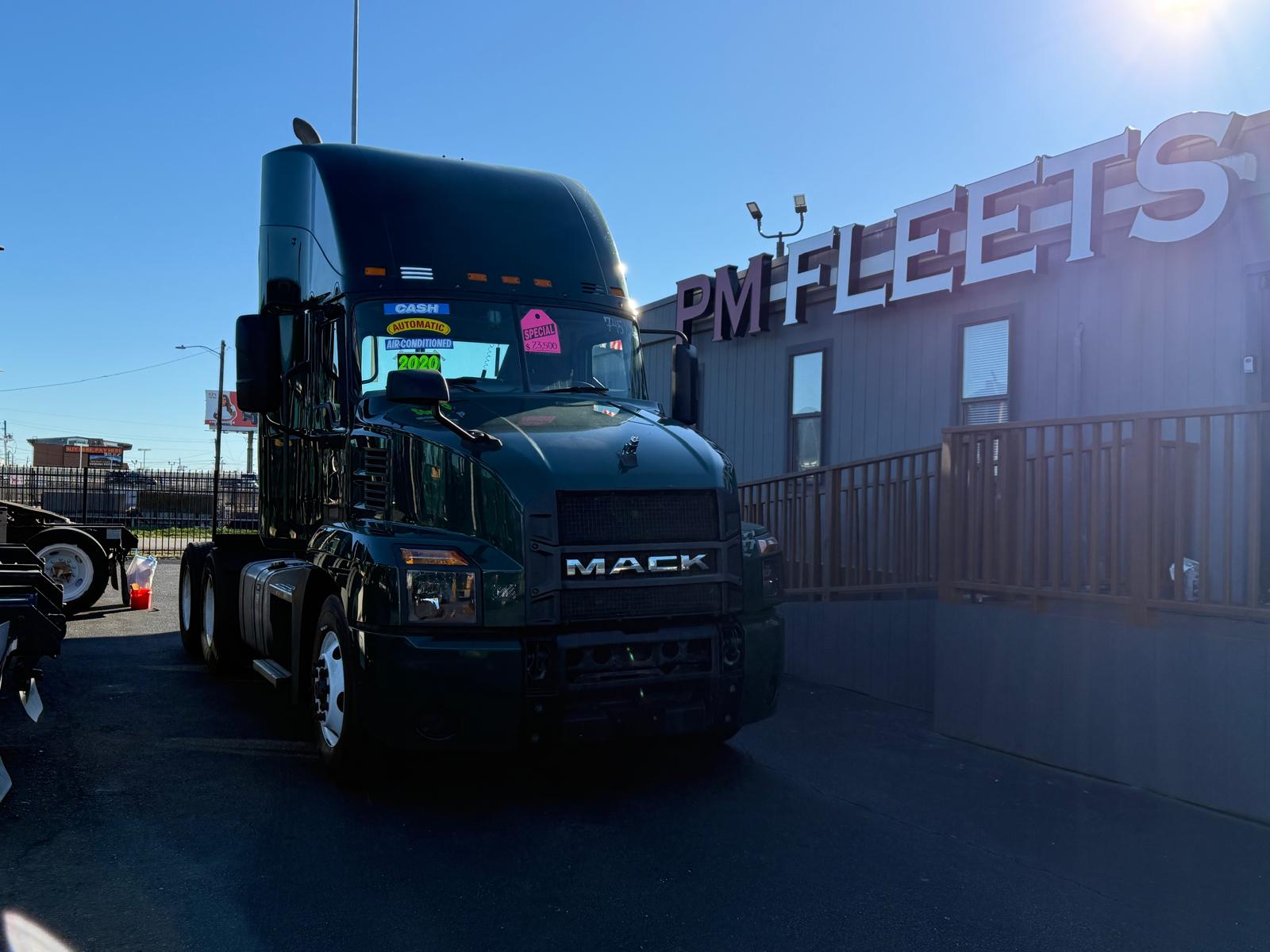 Imagen de Mack’s Day Cabs